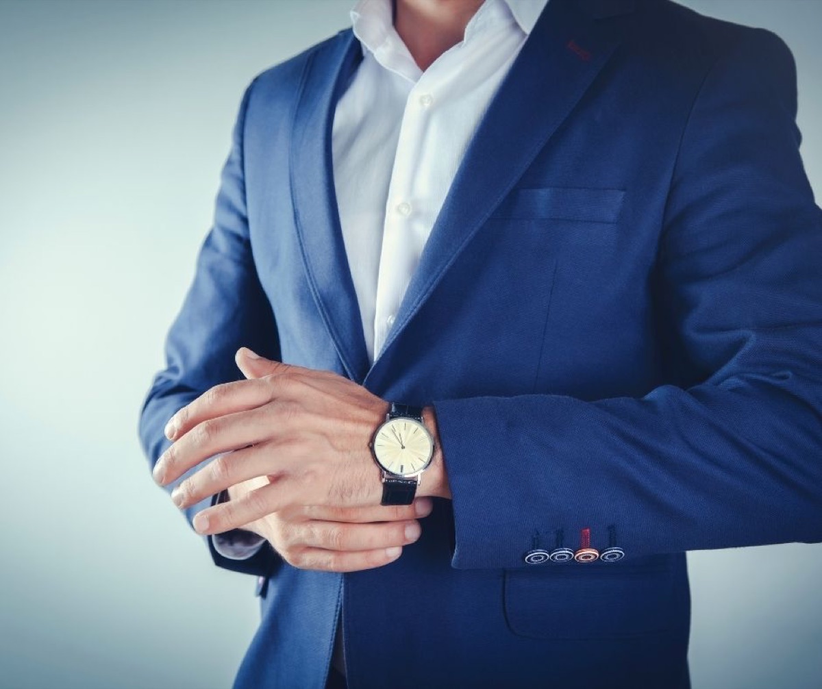 Professionnel se préparant à un rendez-vous important