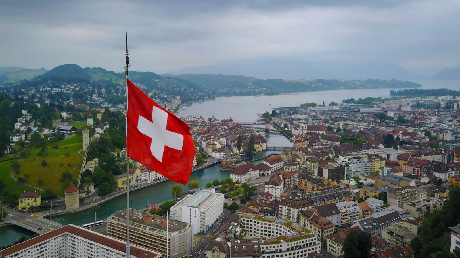 Vue panoramique de Lucerne avec le drapeau suisse